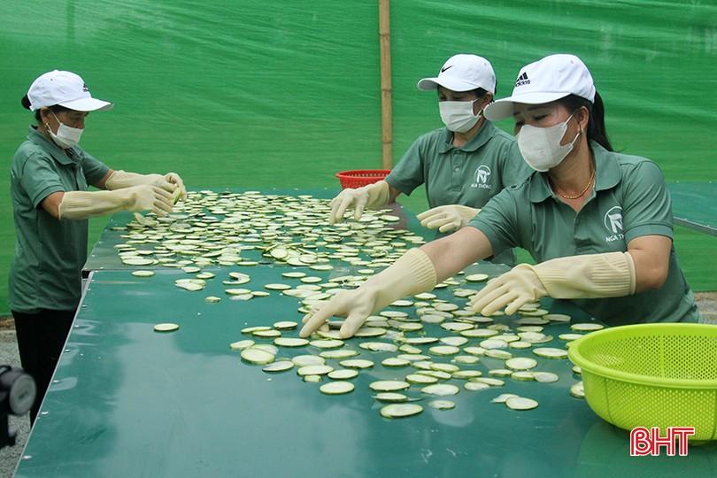 Công nhân rải đều dưa hồng đã thái lát để phơi, tạo độ giòn, thơm cho dưa muối.